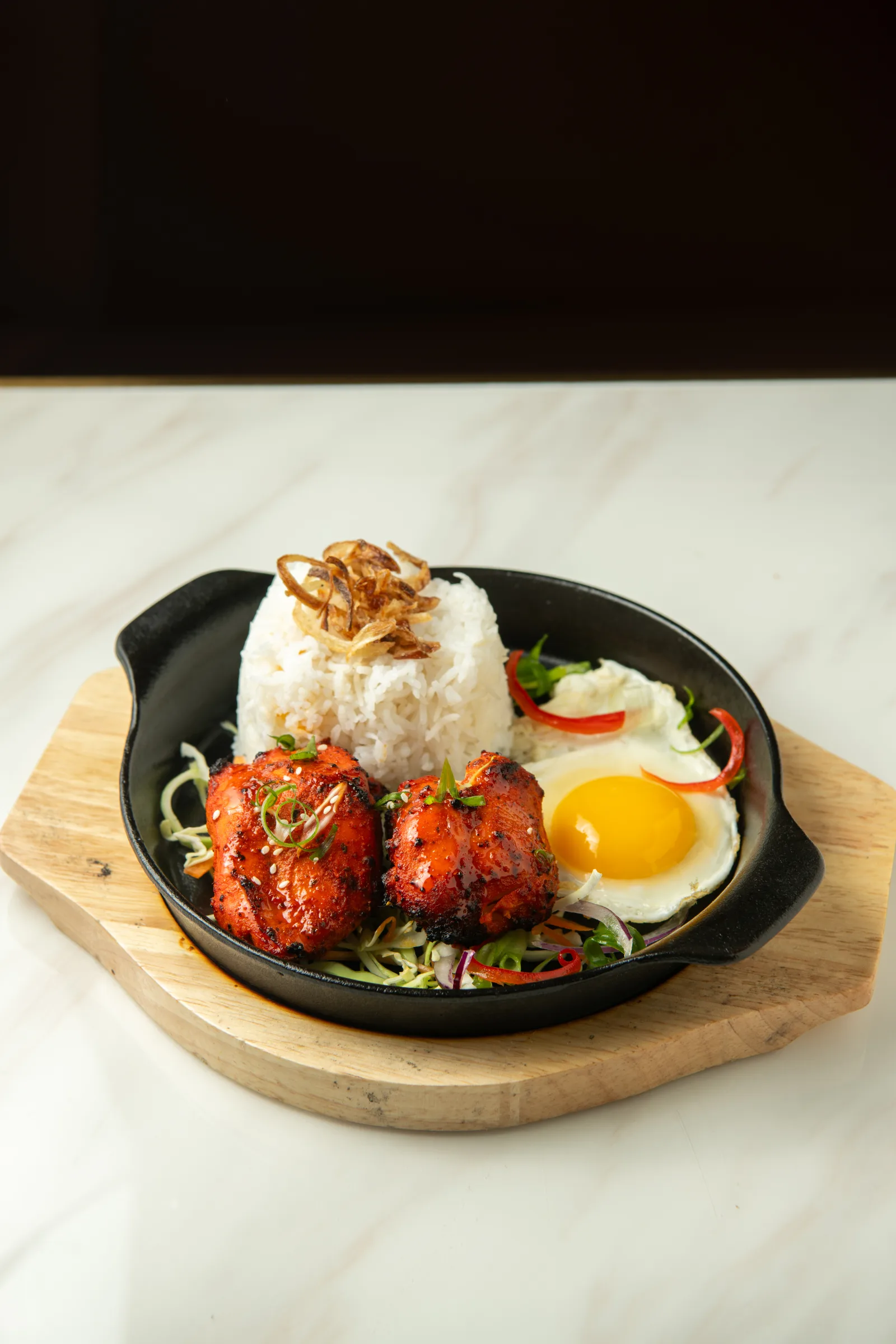 A chicken tikka set plate, complete